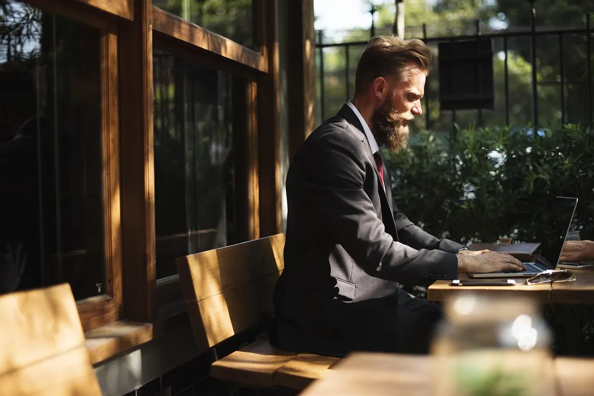 How to Choose Your First AI Writing Assistant: A 7-Step Checklist